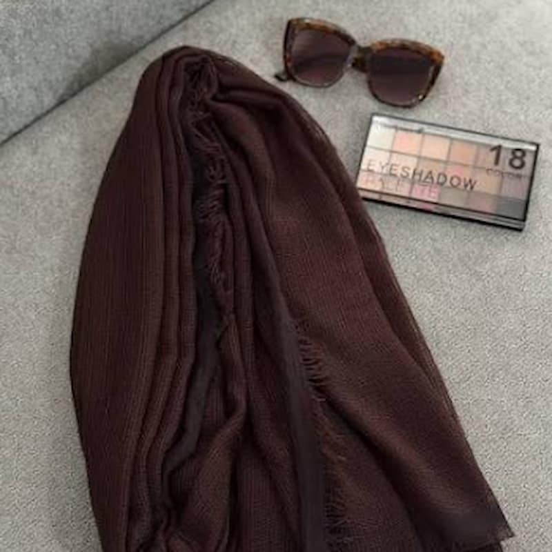 شال نخی قهوه ای سوخته با رنگ تیره و جذاب برای ترکیب با اورکت